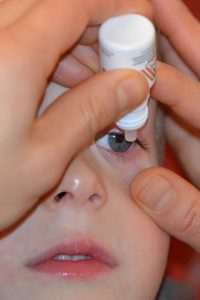 Augentropfen können bei trockenen Augen helfen